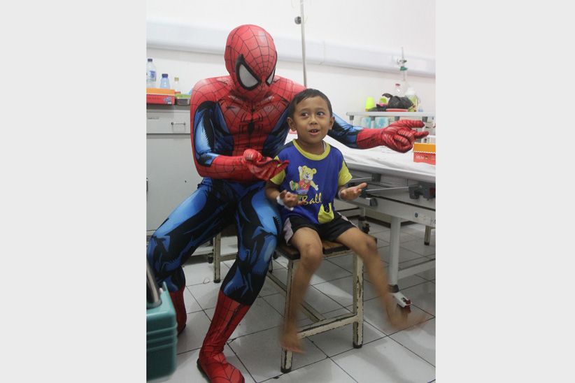 Aksi Spiderman Hibur Anak Penderita Kanker - Bagian 2