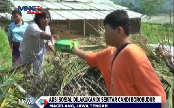 Anak-Anak Autis Berbagi Nasi ke Duafa di Sekitar Candi Borobudur