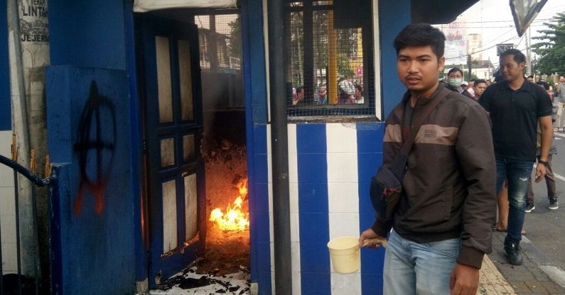title Demo Buruh di Yogya Ricuh, Pos Polisi Dibakar Massa Demo Buruh di Yogya Ricuh, Pos Polisi Dibakar Massa
