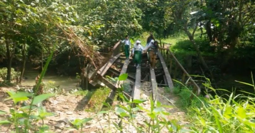 Raih Mimpi, Siswa di Pandeglang Jalan Kaki dan Lintasi Jembatan Rusak