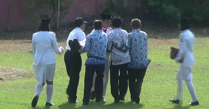 Puluhan Siswa dan Pengibar Bendera Upacara Hardiknas di Kendal Pingsan