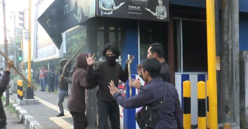 title Tetapkan 12 Tersangka, Polda Buru Dalang Demo Buruh Rusuh di UIN Yogya Tetapkan 12 Tersangka, Polda Buru Dalang Demo Buruh Rusuh di UIN Yogya