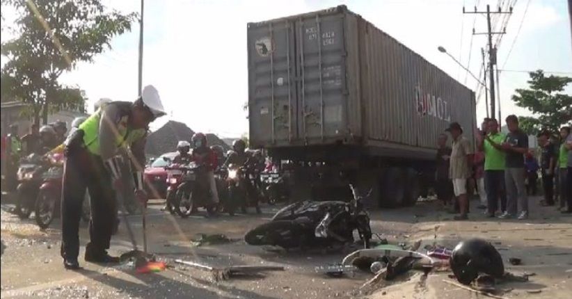 Truk Kontainer Tabrak Pembatas Jalan, 2 Pengendara Motor Tewas