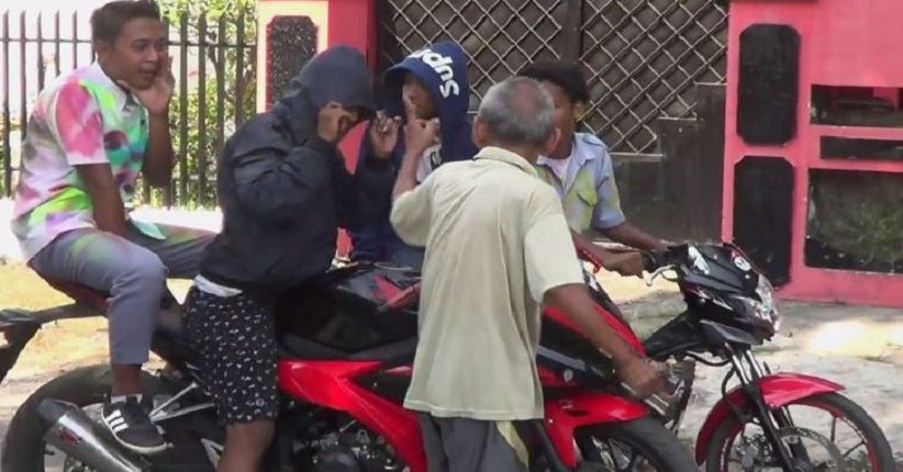 Begini Video Seorang Lansia di Probolinggo Hadang Konvoi Pelajar