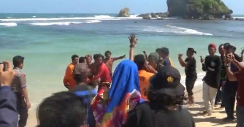 Mandi di Pantai Ngandong, 5 Wisatawan Terseret Ombak, 1 Tewas 