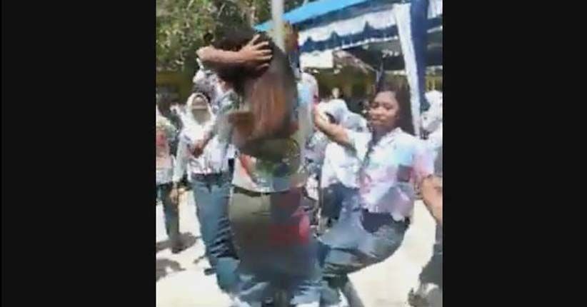 title Viral, Video Goyang Erotis di Tiang Bendera saat Perayaan Kelulusan Viral, Video Goyang Erotis di Tiang Bendera saat Perayaan Kelulusan