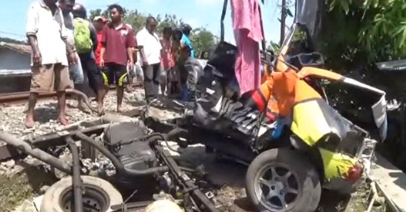 title Mobil Pikap L300 Ditabrak KA Barang di Sragen, Suami Istri Tewas Mobil Pikap L300 Ditabrak KA Barang di Sragen, Suami Istri Tewas