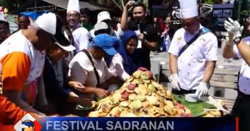 2018 Kue Apem Ludes Diperebutkan dalam Festival Sadranan Malioboro