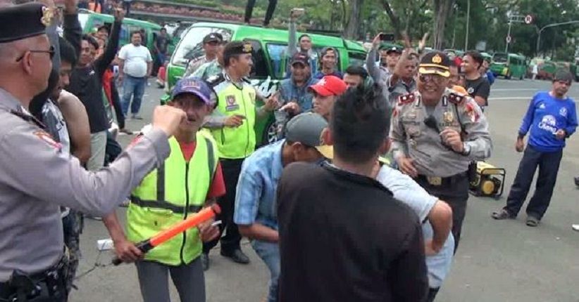 Tak Terduga, Begini Aksi Kocak Polisi saat Amankan Demo Sopir Angkot