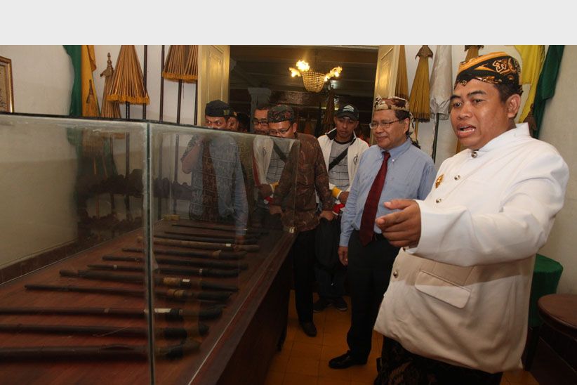 Rizal Ramli Kunjungi Keraton Kacirebonan dan Ziarah Makam Sunan Gunung Jati - Bagian 5