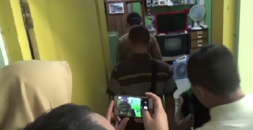 title Operasi Pekat, WNA Tiongkok Digerebek Sekamar Bareng Wanita di Kebumen Operasi Pekat, WNA Tiongkok Digerebek Sekamar Bareng Wanita di Kebumen