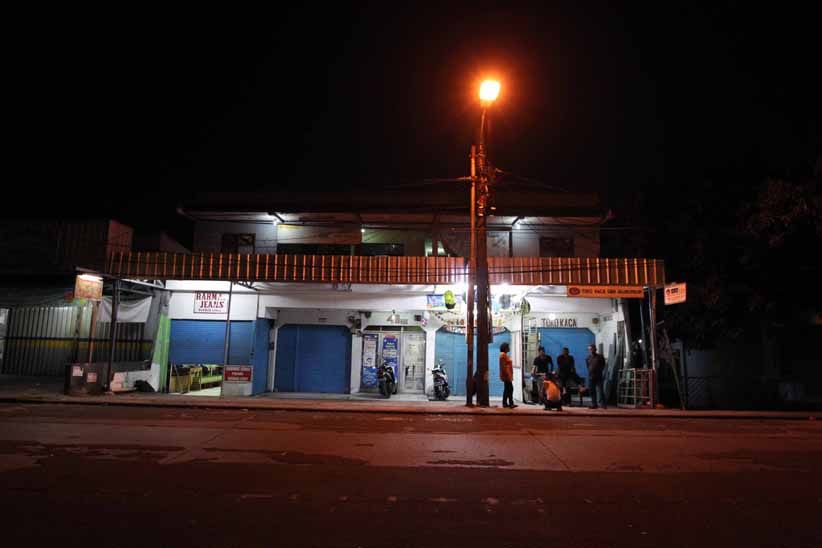 Belum Kondusif, Aktivitas Perekonomian di Sekitar Mako Brimob Terganggu - Bagian 1