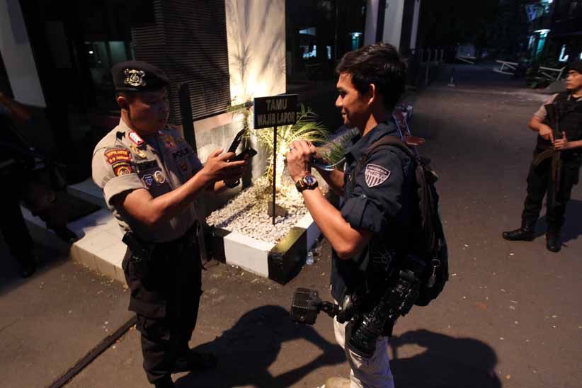 Belum Kondusif, Aktivitas Perekonomian di Sekitar Mako Brimob Terganggu - Bagian 6