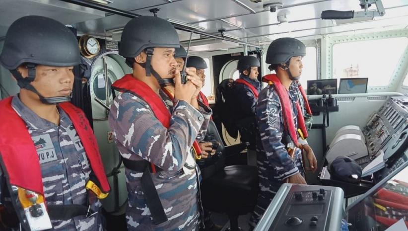KRI Hiu 634 Gelar Operasi Penyekatan di Perairan Morotai - Bagian 4