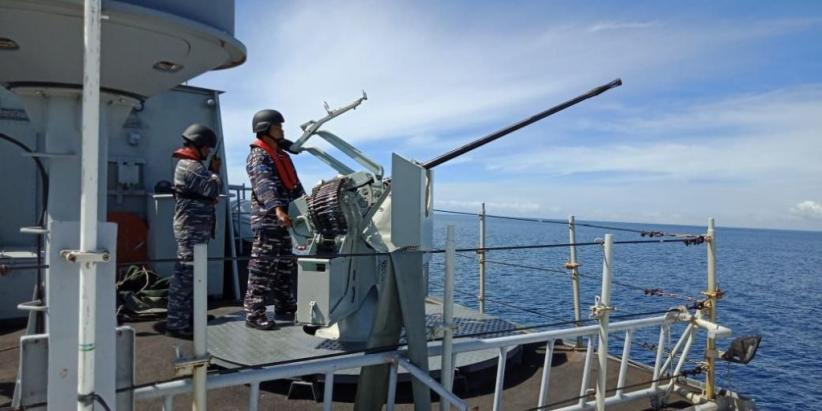 KRI Hiu 634 Gelar Operasi Penyekatan di Perairan Morotai - Bagian 1