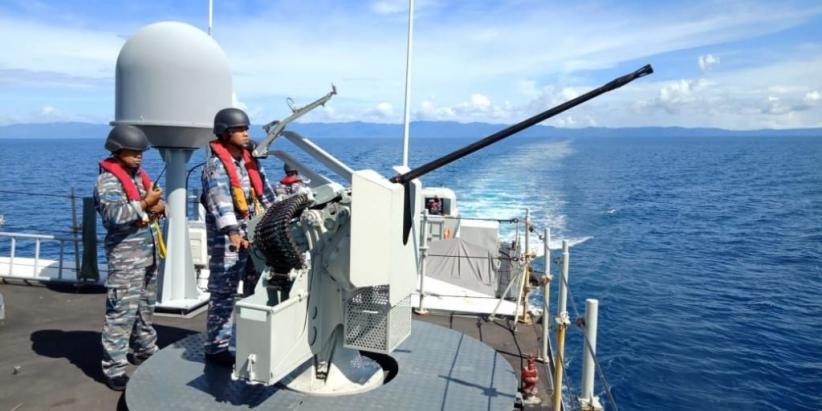 KRI Hiu 634 Gelar Operasi Penyekatan di Perairan Morotai - Bagian 2