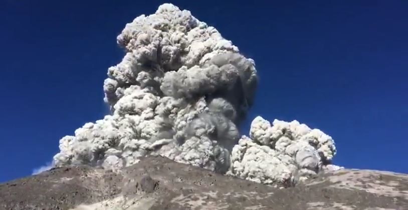 Menegangkan, Detik-Detik Letusan Freatik Merapi Terekam Kamera Pendaki