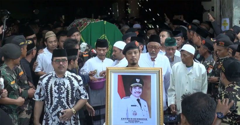 Suasana Duka Iringi Pemakaman Bupati Tegal Enthus Susmono