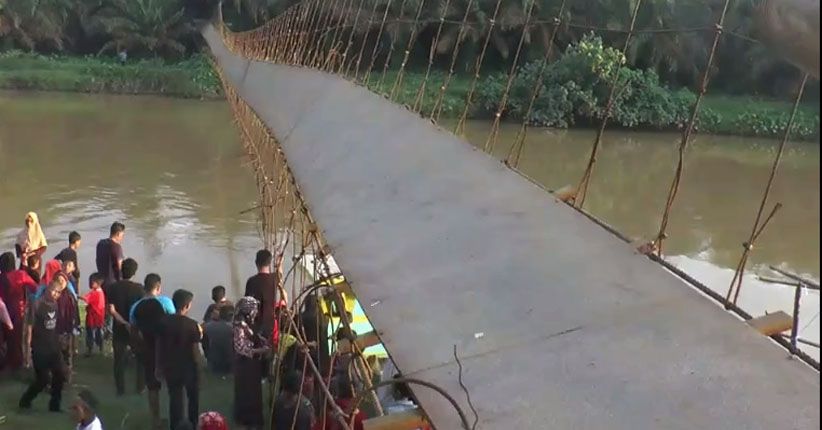 Jembatan Gantung di Merangin Putus, Belasan Warga Terjatuh ke Sungai