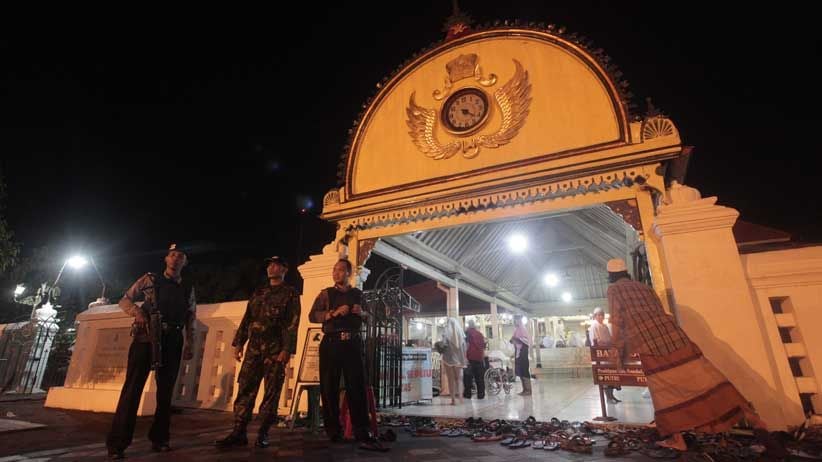 Salat Tarawih Pertama di Berbagai Daerah, Masjid-Masjid Dipenuhi Jamaah - Bagian 7