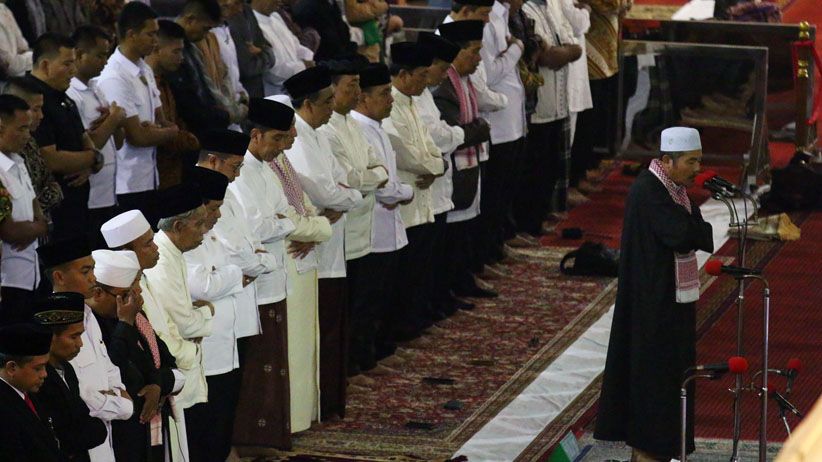 Salat Tarawih Pertama di Berbagai Daerah, Masjid-Masjid Dipenuhi Jamaah - Bagian 4