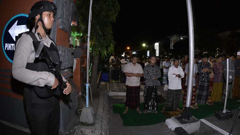 Salat Tarawih Pertama di Berbagai Daerah, Masjid-Masjid Dipenuhi Jamaah - Bagian 6
