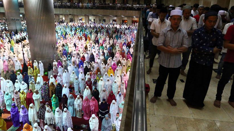 Salat Tarawih Pertama di Berbagai Daerah, Masjid-Masjid Dipenuhi Jamaah - Bagian 3