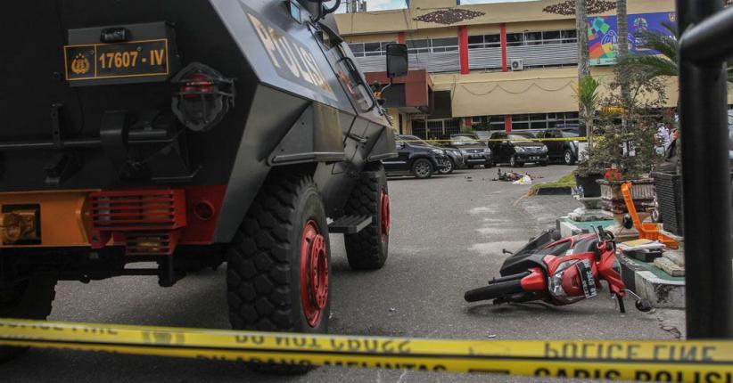 title Polisi Korban Sabetan Samurai Teroris di Mapolda Riau Jalani Operasi Polisi Korban Sabetan Samurai Teroris di Mapolda Riau Jalani Operasi