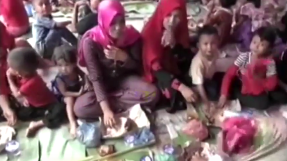 Sambut Ramadan, Ribuan Warga Madina Makan Bersama Memakai Daun Pisang