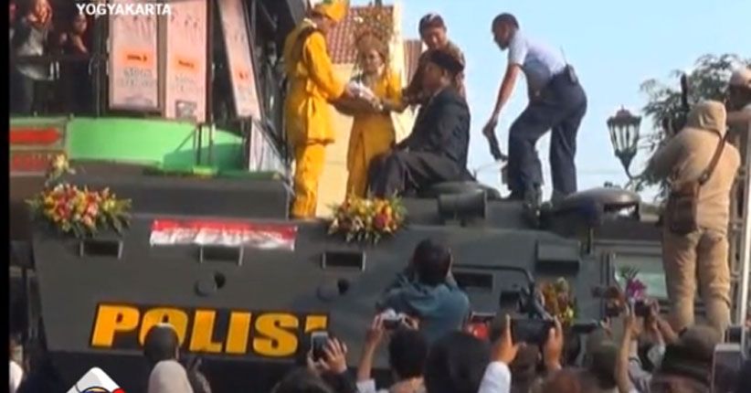 11 Pasangan Pengantin di Yogyakarta Ucapkan Janji Suci di Atas Panser