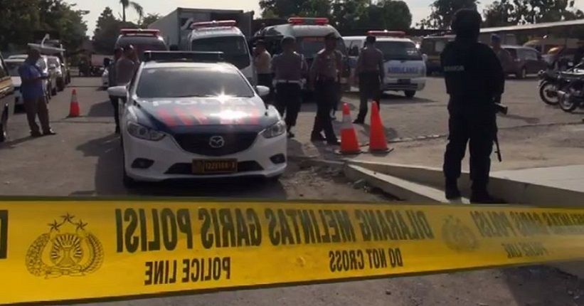 title Polisi Serahkan 3 Jenazah Terduga Teroris Sidoarjo kepada Keluarga Polisi Serahkan 3 Jenazah Terduga Teroris Sidoarjo kepada Keluarga