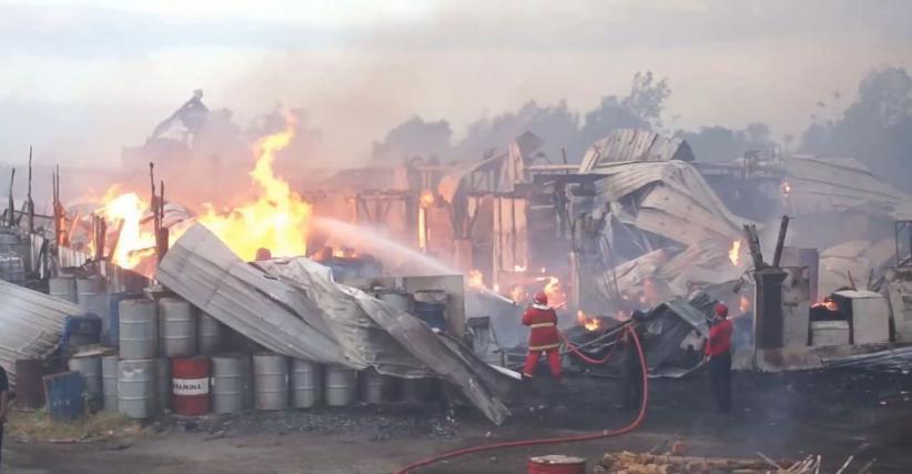 Pabrik Pengolahan Bambu Terbakar, Petugas Kesulitan Padamkan Api