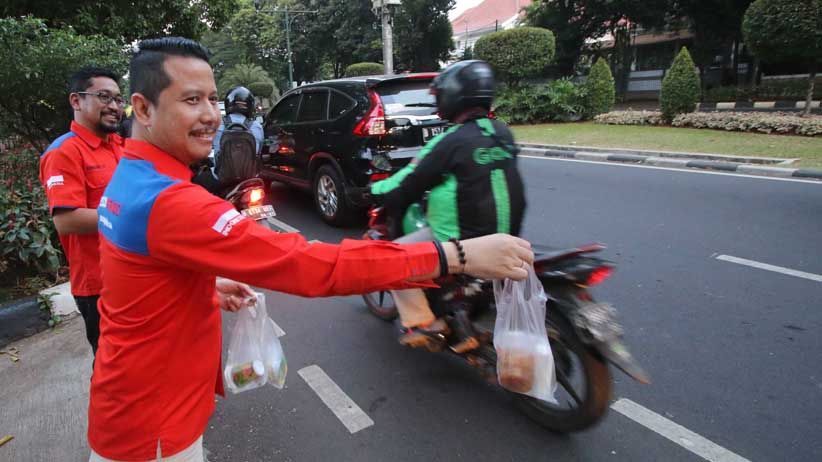 Rescue Perindo Bagikan Takjil untuk Pengendara Motor - Bagian 4