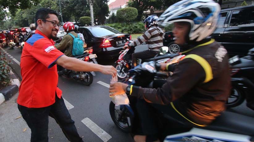 Rescue Perindo Bagikan Takjil untuk Pengendara Motor - Bagian 2