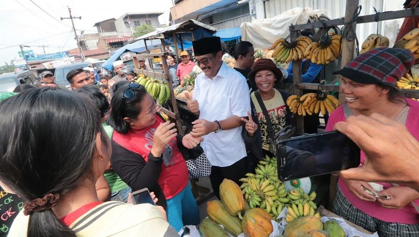 Blusukan ke Pasar Uka Martubung, Djarot Beli Buah untuk Buka Puasa