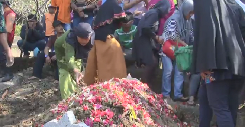 Pemakaman Satpam Muslim Korban Bom Surabaya Dihadiri Jemaat Gereja