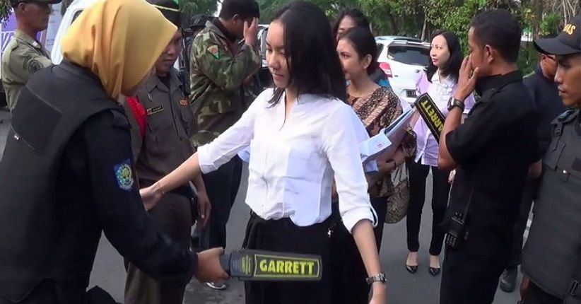 title Kebaktian Perdana Pascaledakan Bom, Gereja di Surabaya Dijaga Ketat Kebaktian Perdana Pascaledakan Bom, Gereja di Surabaya Dijaga Ketat