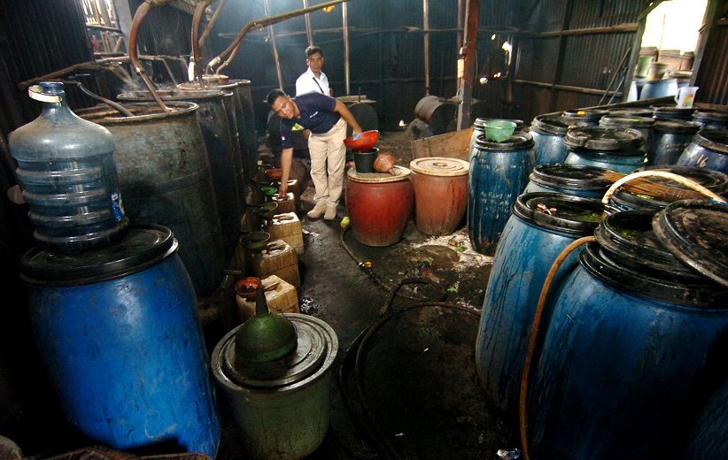 Gerebek Pabrik Miras di Tuban, Petugas Amankan Ribuan Liter Arak