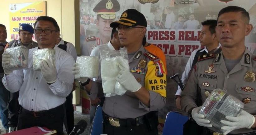 title Bawa 8 Kilogram Sabu, Kurir Narkoba Ditangkap di Pekanbaru Bawa 8 Kilogram Sabu, Kurir Narkoba Ditangkap di Pekanbaru