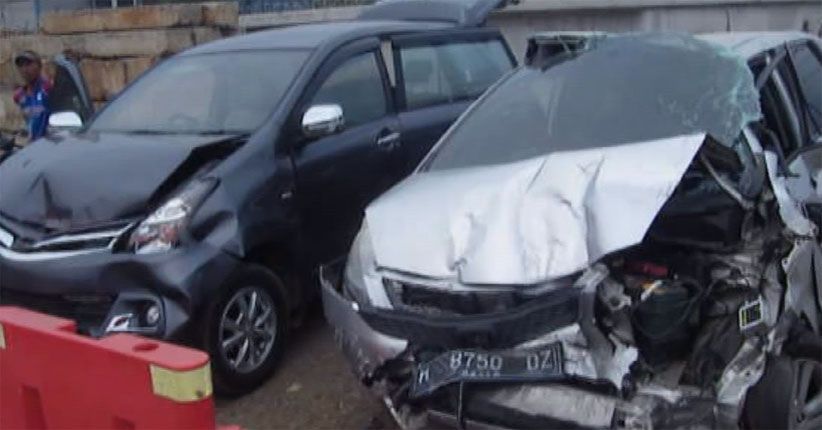 Tak Kuat Menanjak, Truk Tronton Tabrak 3 Kendaraan di Semarang