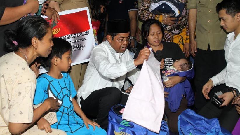 Mensos Idrus Marham Kunjungi Korban Kebakaran Cipinang Muara - Bagian 5