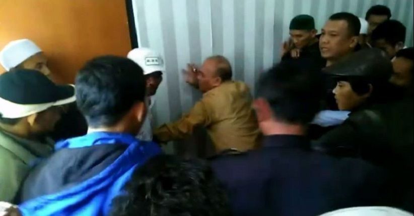 Posting Meme Amien Rais, Anggota DPRD Karawang Babak Belur Dikeroyok
