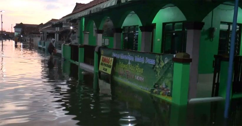 Rob Semakin Parah, Ribuan Warga Pekalongan Buka Puasa di Tengah Banjir