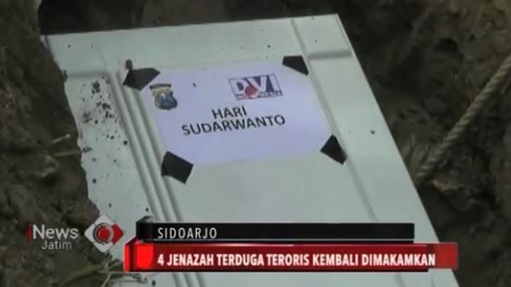 title Pascaditolak Warga, 4 Terduga Teroris Akhirnya Dimakamkan di Sidoarjo Pascaditolak Warga, 4 Terduga Teroris Akhirnya Dimakamkan di Sidoarjo