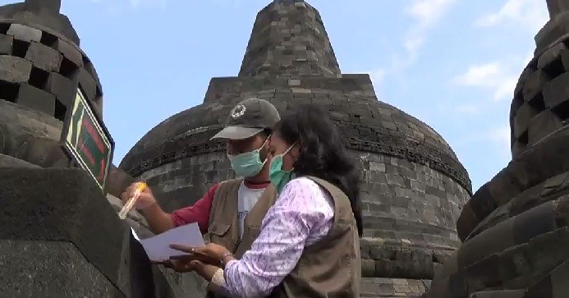 Petugas Balai Konservasi Bersihkan Abu Vulkanik di Candi Borobudur