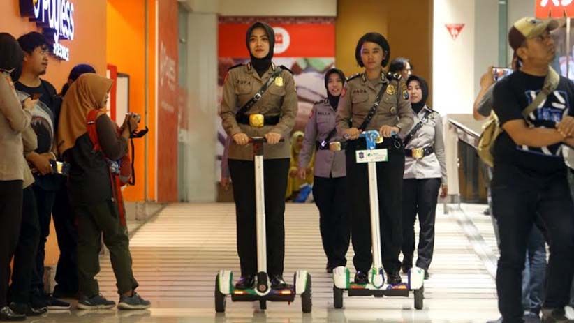 Polwan Sabhara Polrestabes Surabaya Patroli Segway di Pusat Perbelanjaan - Bagian 2