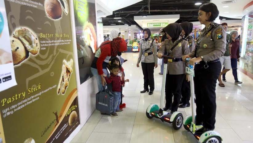 Polwan Sabhara Polrestabes Surabaya Patroli Segway di Pusat Perbelanjaan - Bagian 3