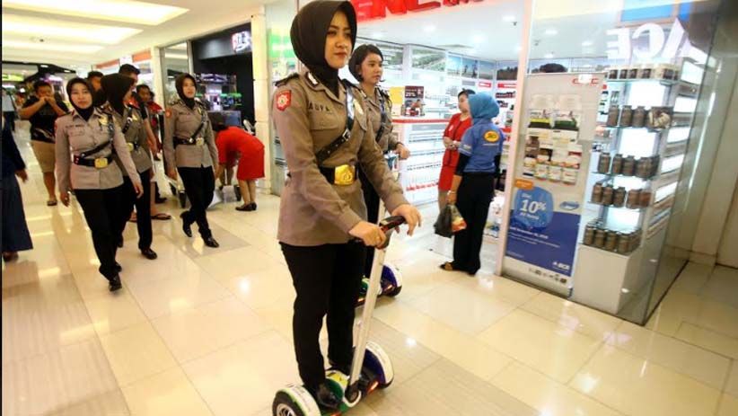 Polwan Sabhara Polrestabes Surabaya Patroli Segway di Pusat Perbelanjaan - Bagian 5