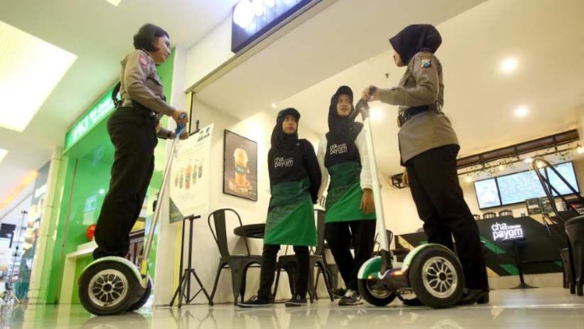 Polwan Sabhara Polrestabes Surabaya Patroli Segway di Pusat Perbelanjaan - Bagian 4
