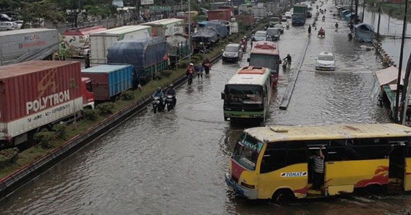 Banjir Rob Semakin Parah, Jalur Pantura Semarang Lumpuh Total